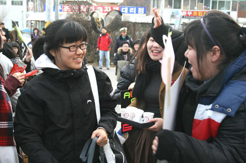 대학수학능력시험이 치러지는 11일,보은고교 시험장 앞에서 수험생들이 후배들의 응원을 받으며 시험장으로 향하고 있다.