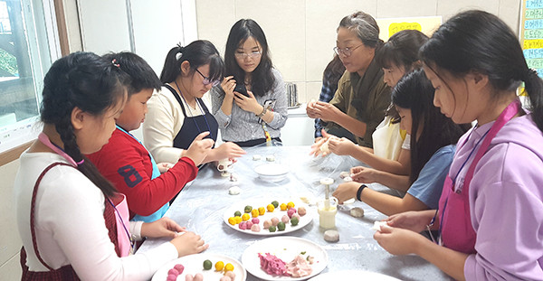 학생들이 대추를 활용해 꽃산병을 만들고 있다.