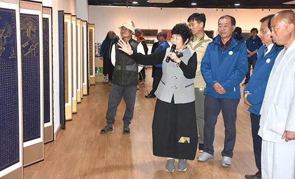송전 정기옥 선생이 자신의 작품에 대해 상세히 설명하고 있다.
