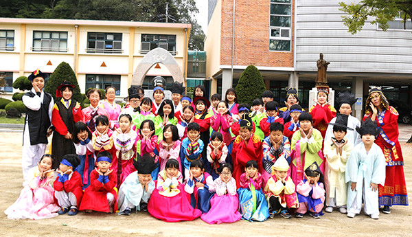 회인초 학생들이 고운 한복을 입고 전통문화를 체험한 후 기념사진을 찍고 있다.