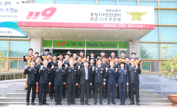 김연상 충북소방본부장이 보은소방서를 방문해 직원들과 기념사진을 촬영하고 있다.