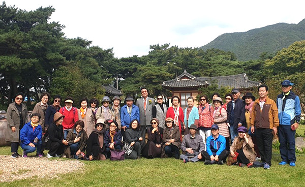 새한국문학회 회원들이 보은을 방문해 문화 현장을 살펴보고 보은의 역사와 문화의 숨결을 체험했다.