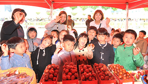 2019 보은대추축제가 11일 개막해 오는 20일까지 열린다. 15일 축제장을 견학 온 참솔 어린이집 유아원생들이 대추를 들어 보이며 즐거워하고 있다.