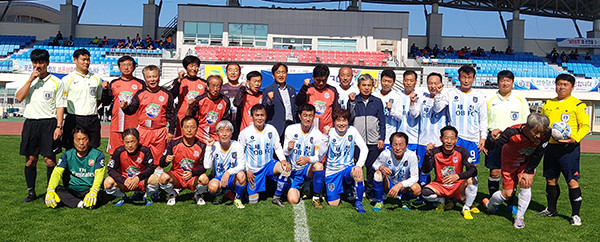 보은군과 제천시 팀이 경기 전 기념사진을 촬영하고 있다.