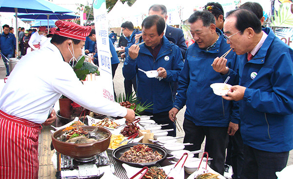 정상혁 군수와 김응선 의장, 김민철 지부장이 출품음식을 맛보고 있다.