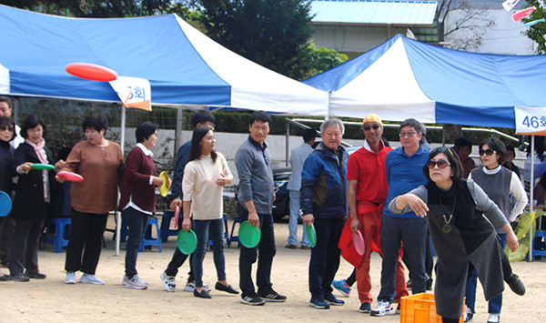 산외초 동문들이 원반 던지 등을 하며 단합을 다지고 있다.