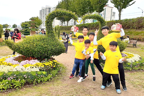 송죽초 학생들이 가을국화 동산에서 대추축제 체험 기념사진을 촬영하고 있다