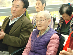 올해로 101세를 맞은 송악이 할머니가 보은군공공실버주택 탄생 100일 잔치에 참석해 이를 즐기고 있다.