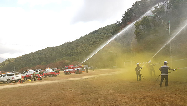 속리산국립공원사무소와 유관기관이 합동 훈련을 하고 있다.