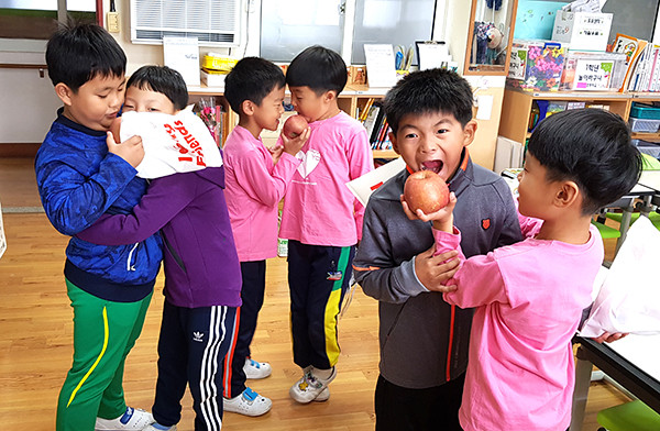 판동초 어린이들이 학교폭력 에방과 관계회복을 위해 서로 안아 주고 있다.