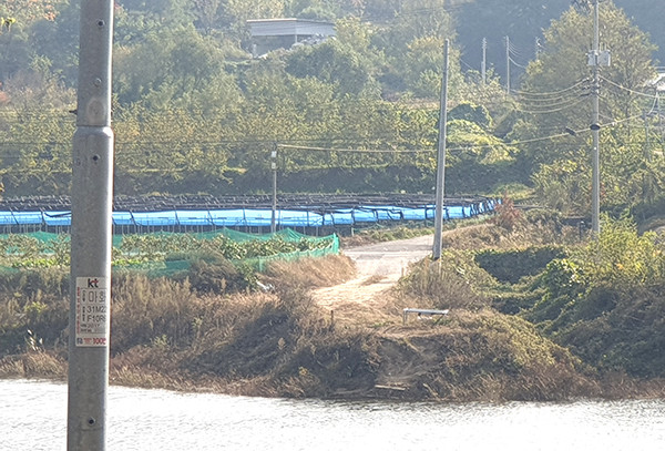 보은군이 가뭄대비 저수지 준설작업을 하며 없애 버린 기존 통행로 일부가 남아 있다.