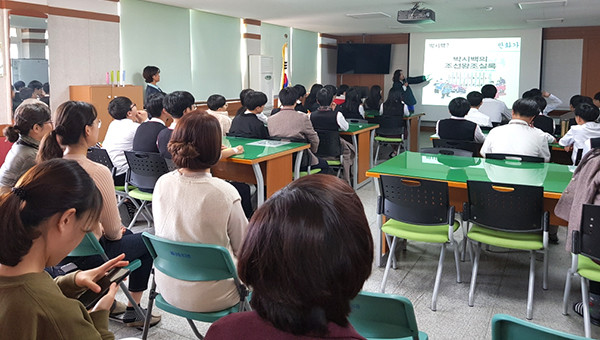 자유학년제 현장교원 연수에 참석한 교사들이 주제통합 수업체험 연수를 하고 있다.