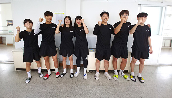 보은정보고 부사관동아리 학생들이 학교의 맞춤형 취업지도를 받아 체력 단련을 하고 있다.
