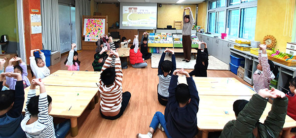 속리초 어린이들이 ‘해피브레인 체조’를 하고 있다.