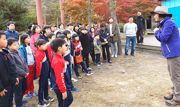 내 고장 문화탐방에 나선 탄부초 학생들이 솔향공원에서 해설사의 설명을 듣고 있다.