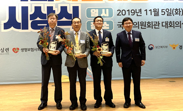 정상혁 군수(왼쪽에서 두 번째)가 국회자살 예방대상 시상식에서 김용태 의원 등과 함께 기념촬영을 하고 있다.