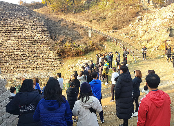 지도와 나침반을 가지고 목적지를 찾아가는 야외 스포츠로 부상하고 있는 ‘오리엔티어링. 삼년산성에서 출발 모습.