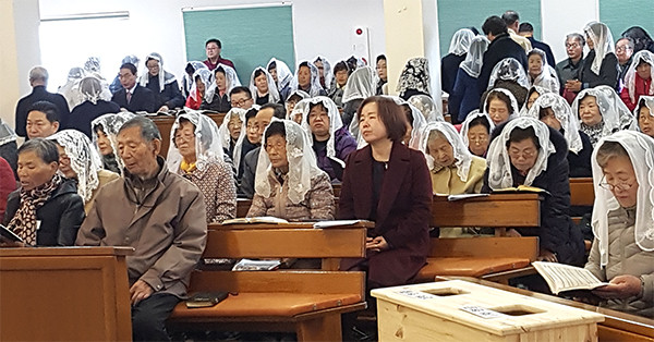 보은지역 천주교 신자들이 천주교보은성당에서 추수감사절 미사를 오리고 있다.