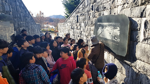 종곡초 어린이들이 박진수 해설사의 설명을 듣고 있다.