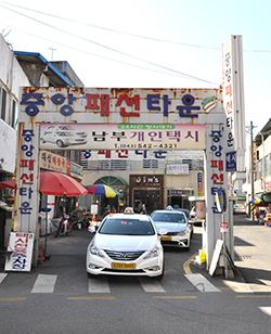 보은군이 전통시장 주차환경개선 공모사업에 선정됨에 따라 내년까지 주차장 50면 규모로 조성할 계획인 보은읍 패션타운 상가. 저 평가된 감정가에 일부 점포주가 반발, 무산 위기를 맞고 있다.