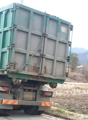 트럭이 S영농조합 공장으로 폐기물을 반입하고 있다.