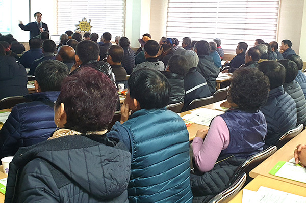 이론과 현장을 두루 경험한 (주)바이오플랜 유승권 대표의 강의를 듣기 위해 전국에서 농민들이 몰려들어 강의실이 꽉 찼다.