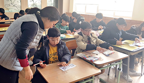 충북자연과학교육원이 종곡초 어린이들을 대상으로 과학,수학 체험교실은 운영하고 있다.