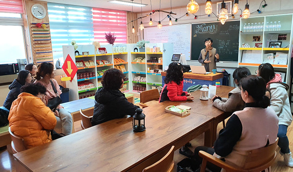 조합원의 날에 모인 학부모들이 어린이들의 안전한 먹거리 마련대책을 논의하고 있다.