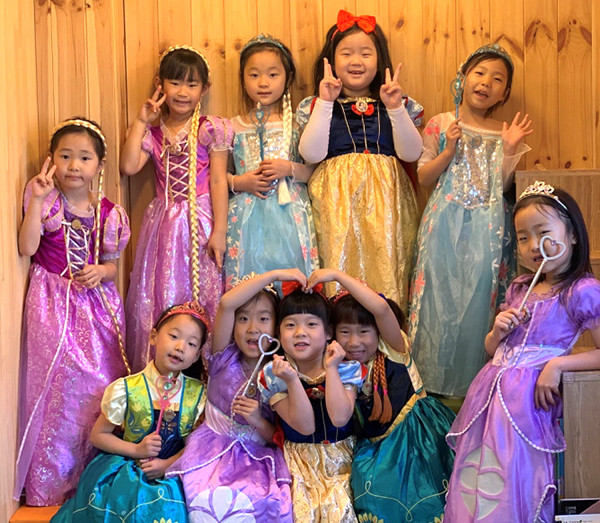 유치원 어린이들이 영화속 캐릭터 의상을 입고 기념사진을 촬영하고 있다동광초 병설유치원(원장 박종훈)이 지난 6일  ‘책 나눔 잔치’를 열었다.