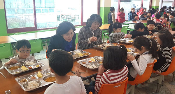 박인자 교육장(사진 왼쪽에서 두 번째)이 어린이들과 급식을 먹으며 의견을 듣고 있다.