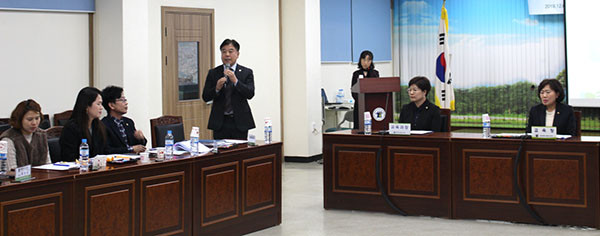 교육공동체 연찬회에 참석자들이 홍보·취재 여건 개선 토론을 하고 있다.