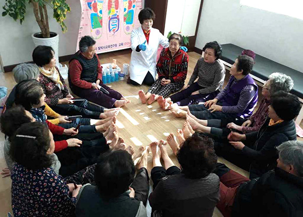 보은군보건소가 연말 보건 평가에서 연이어 수상 소식을 전하고 있다. 사진은 산외면 장갑진료소에서 발관리 교육 모습.