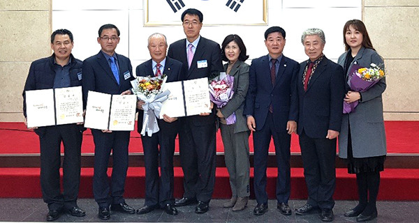 2019년 충청북도 노인일자리 창출 시군 평가에서 ‘우수기관’에 선정된 보은군 이기영 부군수와 이응수 대한노인회보은군지회장 등 관계자들이 수상 후 기념촬영을 하고 있다.