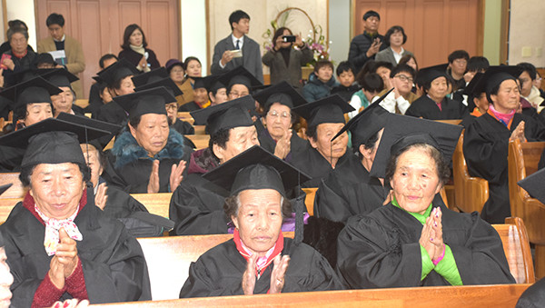 주성노인대학 학생들이 박수로 졸업식을 자축하고 있다.