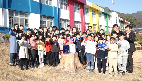 ‘제20회 아름다운교육상’ 학교부문에서 대상인 교육부장관상을 수상한 수정초등학교 학생들이 엄지척을 내보이고 있다.