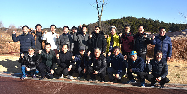 충북생명산업고총동문회 임원들이 단합여행에 나서 화합과 발전을 다짐하고 있다.