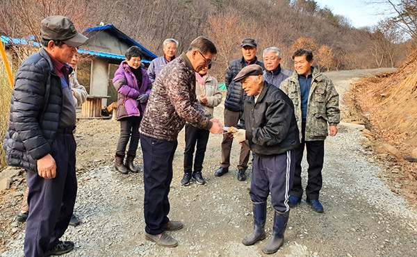 내북면이장협의회 회원들이 화재 피해를 입은 주민에게 위로금을 전달하며 격려하고 있다.