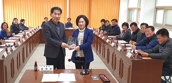 삼승면주민자치위원회 송영관 위원장이 박미자 주무관에게 감사패를 전달하고 있다.