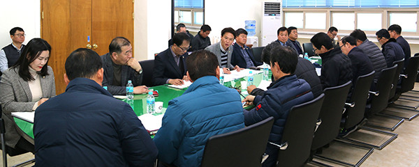 보은군의회가 주민 청구로 발의된 가축사육 제한 조례 개정조례안 심의를 앞두고 이장협의회와 간담회를 갖고 있다. 보은군의회는 심도 있는 조례안 심사를 위해 오는 1월 15일 공청회를 개최할 예정이다.