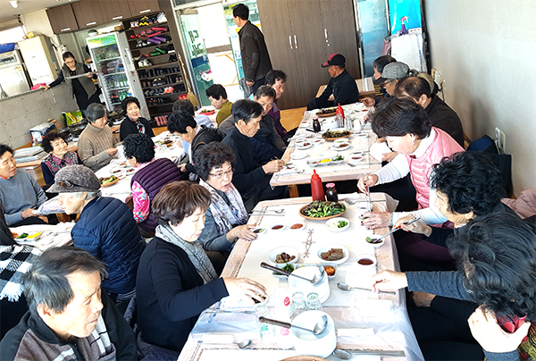 거현2구 마을 주민들이 마을총회 및 송년회로 포항을 방문해 횟고기로 점심을 즐기고 있다.