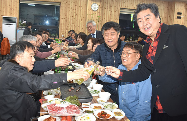 보은이 낳은 가수 최영철이 보은중24회 동창들과 보은발전을 기원하고 있다.