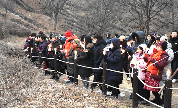 2020년 경자년 새해아침, 삼년산성을 오른 군민들이 촛불을 들고 희망찬 새해가 되기를 기원하고 있다.