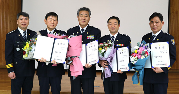 보은경찰서가 시무식 및 (사진 오른쪽 두 번째부터)김병일, 황준구, 신도철, 강유 경감의 승진임용으로 2020년을 힘차게 출발하고 있다.