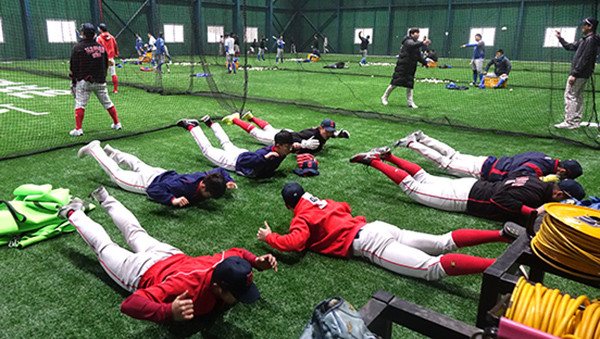 호원대 야구팀이 보은군 전천후 게이트볼장에서 훈련을 하고 있다.