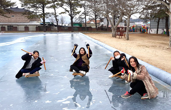 송죽초 학생들이 학교에서 개장한 눈썰매장을 누비며 즐거움을 만끽하고 있다.