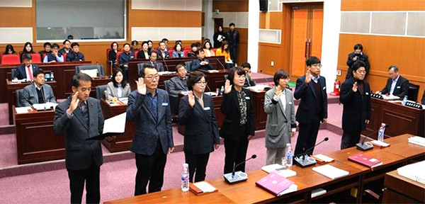 보은군 기획담당관 팀장급 이상 직원들이 보은군의회 본회의장에서 행정사무감사를 받기에 앞서 선서를 하고 있다.