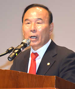 박덕흠 국회의원(자유한국당)이 더큼이가 보은군민 여러분과 소중한 추억을 함께 하겠다며 의정보고를 하고 있다.