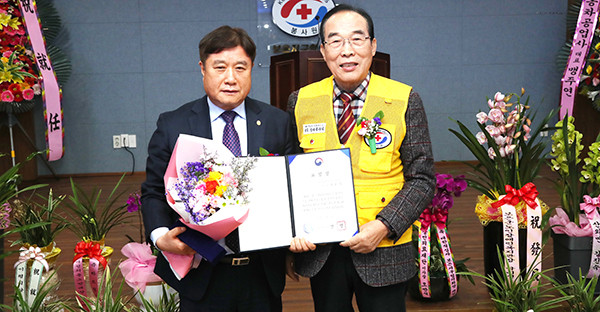 정상혁 군수가 최윤식 위원장에게 행정안전부장관상을 전달하고 이를 축하하고 있다.