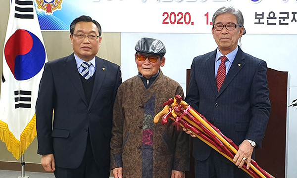 민속 공예픔 제조로 널리 알려진 서재원(사진 중앙)옹이 충북도재향군인회 고중훈(사진 오른쪽) 회장과 김광일 보은군회장에게 지팡이를 전달하고 있다.