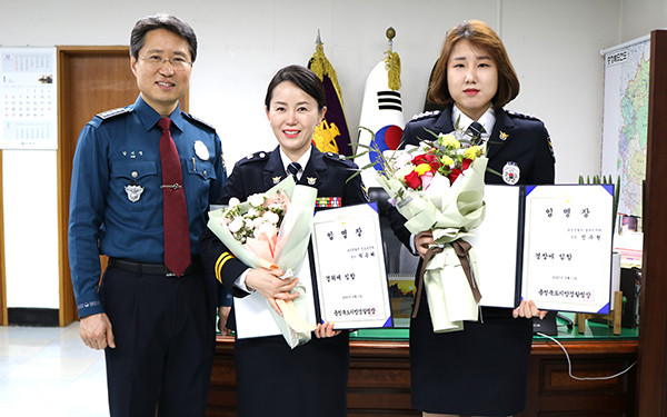 보은경찰서 김기영 서장이 박은혜 경위와 읍내지구대 전수현 경장이 임명장을 수여하고 이들의 승진을 기념하고 있다.